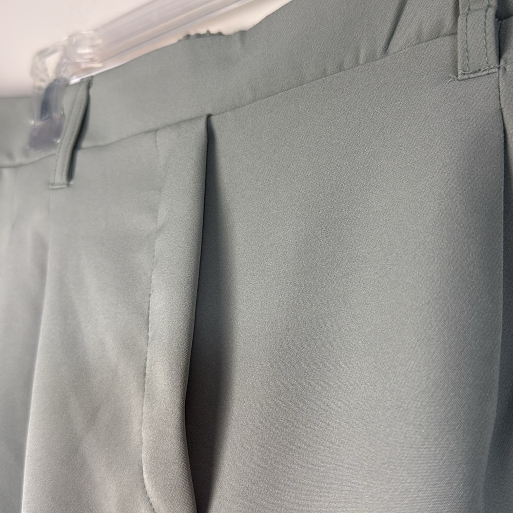 32 Degrees Women's Sage Green Pleated Shorts Size XXL NWT - Picture 8 of 9